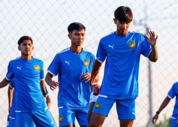 Skuad Harimau Malaya B-23 menjalani latihan di Padang Romsai Football Club, Bangkok, semalam menjelang pertemuan menentang Vietnam di Stadium Nasional Rajamangala hari ini. - IHSAN FAM