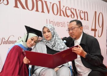 Amalia Qasdina Kamal Azrul bersama ibu, Norhaliza Khalily dan bapa Kamal Azrul Abd. Manaf pada Majlis Konvokesyen UPM 
ke-49, di Serdang, Selangor baru-baru ini.