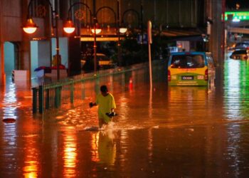 KEADAAN banjir kilat menyebabkan beberapa kenderaan ditenggelami air khususnya di Jalan Rahmat berhampiran Bangunan Perkim selepas hujan lebat melanda ibu negara hari ini. -UTUSAN/SADDAM YUSOFF