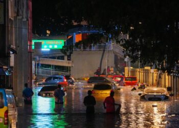 KEADAAN banjir kilat menyebabkan beberapa kenderaan ditenggelami air khususnya di Jalan Rahmat berhampiran Bangunan PERKIM selepas hujan lebat melanda ibu negara.  UTUSAN/SADDAM YUSOFF