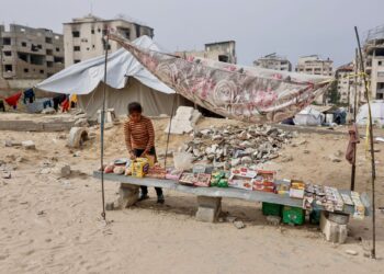 Seorang kanak-kanak perempuan yang rumahnya hancur dibedil tentera Zionis menjual makanan di Tel al-Hawa, Gaza semalam.  -AFP