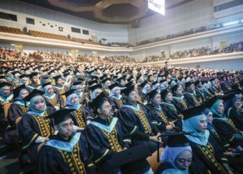 Antara graduan pada sidang tiga Majlis Konvokesyen ke-3 Universiti Poly-Tech Malaysia (UPTM) 
di Pusat Dagangan Dunia Kuala Lumpur (WTCKL), semalam. – UTUSAN/MUHAMAD IQBAL ROSLI