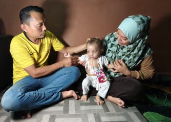 MOHD. Fauzi Saad dan Anis Azwanie Azmi bersama Firas Affan yang disahkan menghidap penyakit germ cell tumor ketika ditemui di rumah mereka di Bandar Lahat Baru, Ipoh semalam.