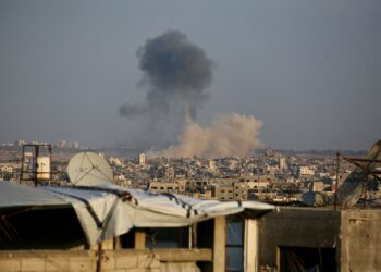 GAMBAR yang diambil dari barat Jabalia, Gaza menunjukkan kepulan asap akibat serangan tentera Zionis berdekatan Beit Lahia, kelmarin. – AFP