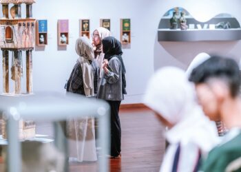 Orang ramai tidak melepaskan peluang dengan mengunjungi Balai Seni Negara, Kuala Lumpur ketika cuti sekolah hingga hujung tahun ini. – UTUSAN/M. FIRDAUS M. JOHARI