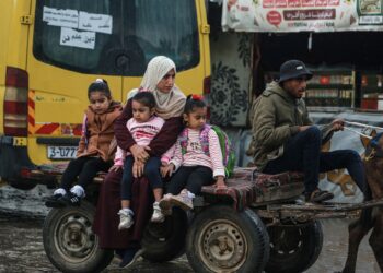 Seorang ibu menghantar anak-anaknya ke sekolah menaiki kereta kuda di Deir al-Balad, tengah Gaza di sebalik kegagalan gencatan senjata yang dipersetujui 10 Oktober lalu, ekoran pencabulan oleh tentera zionis. -AFP