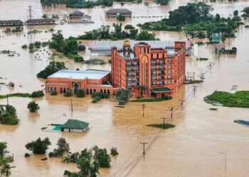 SALAH sebuah hotel di bandar Hat Yai, Thailand yang terjejas akibat banjir besar baru-baru ini.