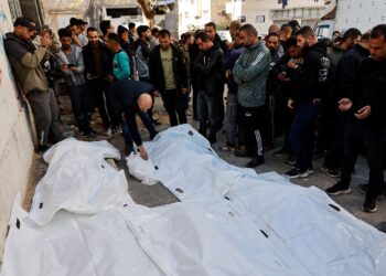 Sanak saudara meratapi kematian ahli keluarga Al-Nader yang terbunuh dalam serangan tentera Zionis 
di kawasan khemah pelarian yang dijadikan sekolah di Tuffah, Gaza semalam. – AFP