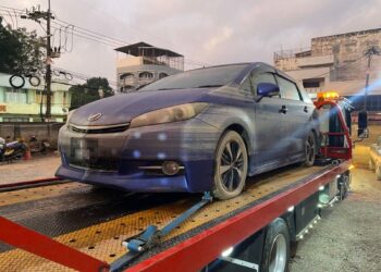 KENDERAAN milik rakyat Malaysia yang ditunda oleh trak tunda negara ini dari Hat Yai ke Bukit Kayu Hitam.