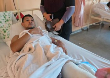 Mashanani Hasan Nurkaisa melawat tunangnya, Muhammad Zarith Hafizi dirawat di Hospital Teluk Intan, Perak akibat cedera diserang buaya dalam kejadian di Pasir Salak, Sabtu lalu.