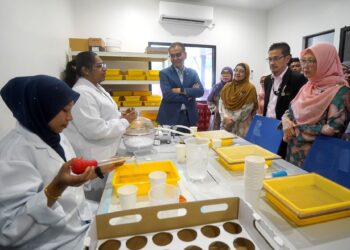Dr. Zaliha Mustafa bersama Menteri Kesihatan, Datuk Seri Dr. Dzulkefly Ahmad bersama meninjau makmal pembiakan ter­kawal nyamuk Aedes pada Majlis Perasmian Insektrium Wolbachia Putrajaya semalam. –UTUSAN/FAISOL MUSTAFA