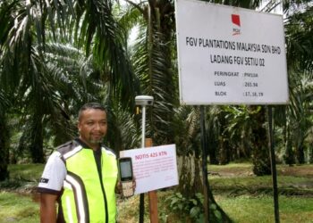 ANGGOTA penguat kuasa menjalankan operasi penyampaian Notis 425 Kanun Tanah Negara (Akta 828) untuk kawasan tanah ladang yang diusahakan secara komersial tanpa kebenaran Kerajaan Negeri Terengganu, pada 30 November lalu. – Facebook DR AZMAN IBRAHIM