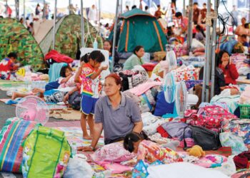 PENDUDUK Thailand yang dipindahkan berkumpul di pusat perlindungan sementara susulan pertempuran di sepanjang sempadan Thailand-Kemboja di wilayah Buriram. – AFP