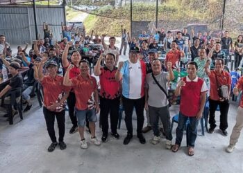 JONISTON Bangkuai (empat dari kiri) memberi isyarat tanda semangat selepas merasmikan pertandingan dart di St Philip Neri, Pekan Nabalu, Kiulu, Sabah, hari ini. - UTUSAN/HARDY JOE