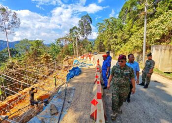 TUANKU Syed Faizuddin Putra Jamalullail meninjau lokasi kejadian tanah runtuh ekoran banjir di Wang Kelian, Padang Besar, Perlis semalam.
