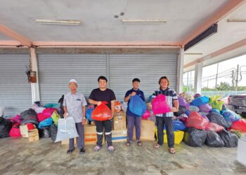 AHLI Team Anak Muda Utara menunjukkan pakaian terpakai yang dikumpulkan di Masjid Al-Aula, Simpang Empat, Bagan Datuk, Perak untuk dihantar ke negeri yang dilanda banjir. – UTUSAN/AIN SAFRE BIDIN