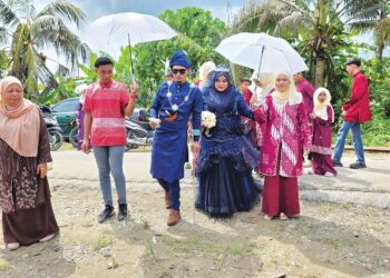 MUHAMMAD Zarith Hafizi berjalan menggunakan tongkat ketika majlis persandingan di Kampung Sungai Buaya, Kampung Gajah di Pasir Salak, kelmarin. – UTUSAN/AIN SAFRE BIDIN