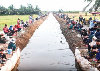 PESERTA pertandingan memancing menunggu umpan mereka mengena pada Karnival Putra@Sawah Sempadan Tanjong Karang di Kuala Selangor, Selangor, semalam. – mingguan/AFIQ RAZALI