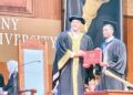SONNY Bill Williams menyampaikan anugerah kepada graduan pada Majlis Konvokesyen Keenam AIU di Alor Setar, Kedah semalam.