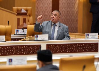 Saarani Mohamad dalam sesi pengulungan pada Mesyuarat Ketiga, Tahun Ketiga Dewan Negeri Perak Yang ke-15 di Bangunan Perak Darul Ridzuan, Ipoh semalam. -UTUSAN/MUHAMAD NAZREEN SYAH MUSTHAFA