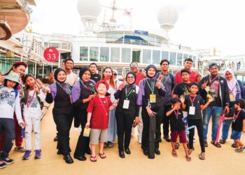 Ahli keluarga dalam Program Lawatan Kapal Persiaran bersama Anak-Anak RMH Hospital Tunku Azizah di Port Klang Cruise Terminal (PKCT) semalam. – MINGGUAN/ISKANDAR ISHAK