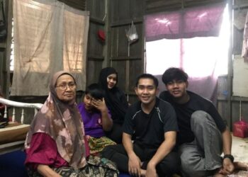 MUHAMMAD Izhan Erfandi (kanan) bersama abang, dua adik serta nenek mereka di Kampung Jakar, Pasir Mas, Kelantan.
