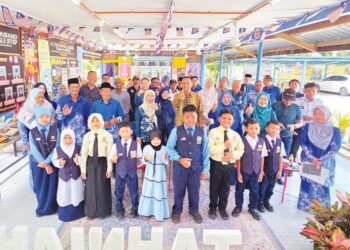MURID bersama guru, ibu bapa dan komuniti setempat serta wakil jabatan dan agensi kerajaan yang menghadiri Majlis Apresiasi SK Tebing Rebak di Bagan Datuk baru-baru ini. – UTUSAN/AIN SAFRE BIDIN