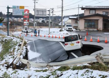 STRUKTUR jalan mengalami mendapan akibat gempa kuat di wilayah Aomori, Jepun. – AFP