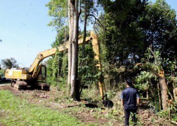 KERJA-kerja merobohkan salah satu pangkalan haram digunakan untuk penyeludupan di Rantau Panjang, Kelantan semalam. – UTUSAN/KAMARUL BIMSI KAMARUZAMAN.