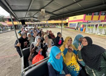 Para guru ceria dan gembira ketika menaiki traktor pengangkut (tram) ke Sekolah Kebangsaan Pusat Penyelidikan Pertanian Tun Razak, Tekam di Jerantut, Pahang.