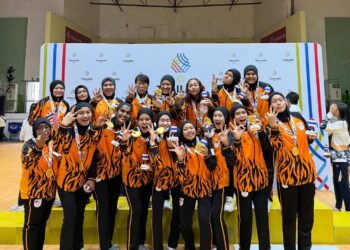 Barisan pemain skuad bola jaring Malaysia yang memenangi pingat emas menewaskan Singapura di pentas akhir di Sukan SEA Thailand 2025.-IHSAN FB Farihaa Razak