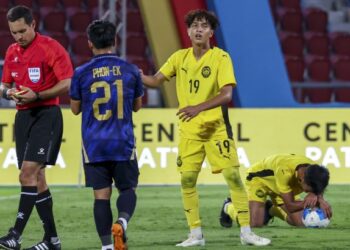 Pemain skuad kebangsaan, Muhammad Aiman Yusuf Muhammad Nabil (dua dari kanan) dilayangkan kad merah dalam aksi separuh akhir menentang Thailand di Stadium Nasional Rajamangala, Bangkok, kelmarin. - UTUSAN/FARIZ RUSADIO