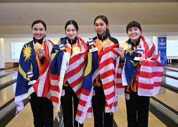 PASUKAN Boling Wanita menunjukkan pingat emas yang dimenangi di Sukan SEA Thailand 2025.
