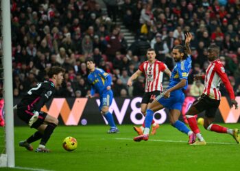 PENYERANG Leeds United, Dominic Calvert-Lewin ketika beraksi menentang Sunderland, semalam. - AFP