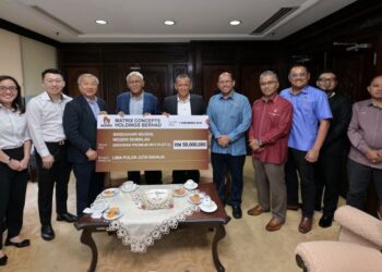 KETUA Pegawai Eksekutif Bersama Pembangunan Hartanah, Matrix Concepts Holdings, Tan Sze Chee, Pengarah Eksekutif Kumpulan, Matrix Concepts Holdings, Kelvin Lee
Pengasas dan Timbalan Pengerusi Eksekutif Kumpulan, Matrix Concepts Holdings,  Datuk Seri Lee Tian Hock (tiga dari kiri), Pengerusi, Matrix Concepts Holdings, Datuk Mohamad Haslah Mohamad Amin (empat dari kiri) dan Menteri Besar Negeri Sembilan, Datuk Seri Aminudin Harun (lima dari kiri) dalam satu majlis penyerahan simbolik pembayaran premium berjumlah RM50 juta bagi MVV City Plot C  di sini semalam.