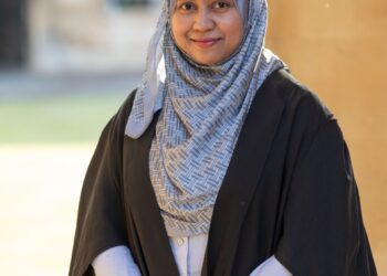 Hanis Hidayu Kasim menamatkan pengajian doktor falsafah (PhD) bidang pediatrik di Universiti Cambridge, United Kingdom (UK) dengan pencapaian luar biasa selepas tesisnya diluluskan tanpa sebarang pembetulan.