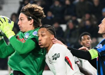 Penjaga gol Atalanta, Marco Carnesecchi diasak pemain Chelsea,  Joao Pedro (tengah) dalam saingan Liga Juara-Juara di Stadium Bergamo, semalam. – AFP