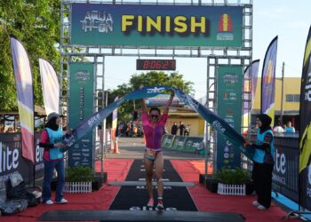 CINDY menjadi peserta pertama melintasi garisan penamat dalam acara acara pecut wanita pada Aquathlon Kuala Langat 2025 di Tanjung Sepat.- IHSAN PENGANJUR