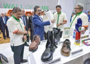 JOHARI Abdul Ghani ketika lawatan ke reruai pameran sempena Majlis Sambutan 100 Tahun Penyelidikan
Getah di Pusat Konvensyen Kuala Lumpur, semalam. – UTUSAN/M. FIRDAUS M. JOHARI