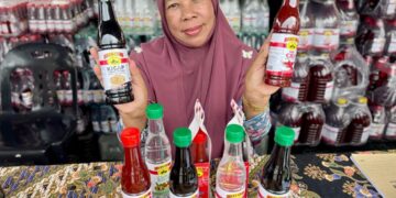 Nor Arizah Nayan menunjukkan produk sos cili jenama Doon keluaran syarikatnya Shaidon Awang Empire Sdn. Bhd.