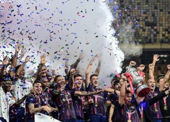 Pasukan Johor Darul Takzim menjulang piala selepas berjaya menumpaskan pasukan Sabah pada perlawanan akhir Piala FA 2025/2026 Johor Darul Takzim menentang Sabah di Stadium Bukit Jalil. -UTUSAN/SYAKIR RADIN