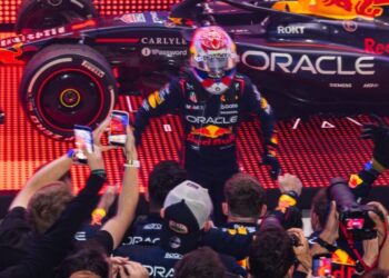 Max Verstappen meraikan kejayaannya menjuarai Grand Prix Qatar dengan krew pasukan Red Bull di Litar Antarabangsa Lusail, Qatar, semalam. - AFP