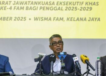 Mohd Yusoff Mahadi (tengah) pada sidang akhbar selepas Mesyuarat Khas Exco di Wisma FAM, Kelana Jaya, semalam. - IHSAN FAM