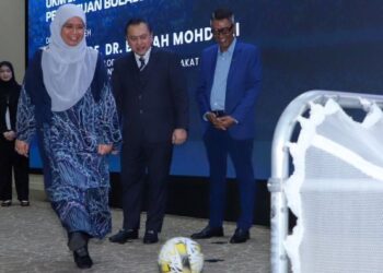 Timbalan Naib Canselor Hal Ehwal Jaringan Industri dan Masyarakat UKM, Prof. Dr. Bariah Mohd Ali(kiri) melakukan gimik sempena majlis pertukaran Memorandum Persefahaman (MoU) antara Universiti Kebangsaan Malaysia Specialist Centre (UKMSC) dan FAM di Hospital Canselor Tuanku Muhriz, Kuala Lumpur, semalam. - IHSAN FAM