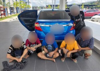 PATI dan tekong darat yang berjaya ditahan anggota MPV IPD Jeli selepas kereta yang dinaiki mereka terbabas di jalan Perumahan Puspen Jeli, Kelantan semalam-IHSAN POLIS.