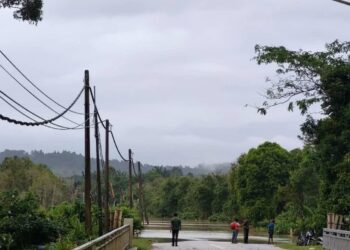 JALAN Sungai Lembing (FT231) berhampiran Kilang Papan Sungai Charu di Kuantan, Pahang masih ditutup kepada semua kenderaan.