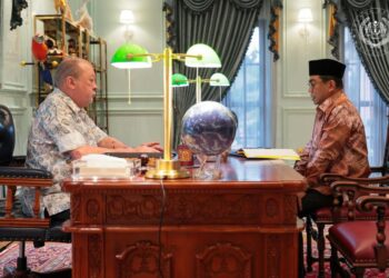 SULTAN Ibrahim menerima sembah maklum perkembangan Angkatan Tentera Malaysia (ATM) oleh Menteri Pertahanan, Datuk Seri Mohamed Khaled Nordin di Istana Pasir Pelanggi, Johor Bahru, hari ini. - FB SULTAN IBRAHIM