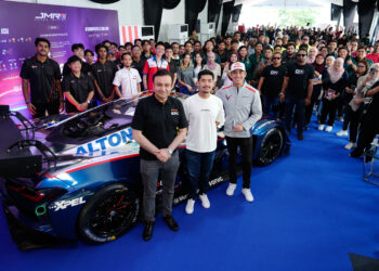 Nehchal Khanna (kiri) bersama Tunku Putera Johor Tunku Abu Bakar Sultan Ibrahim dan Tunku Panglima Johor Tunku Abdul Rahman Sultan Ibrahim dalam foto berkumpulan bersama 200 pelajar universiti di sesi Sembang Kereta Edisi 2025.