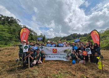 KAKITANGAN Gadang Group pada Program Penanaman Pokok di Hutan Simpan Sungai Ichat, Brinchang, Cameron Highlands, Pahang, baru-baru ini.