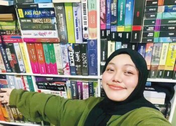Hanan Nabilah Mohamad Hamizi menunjukkan koleksi bukunya yang mencecah 8,000 naskhah.